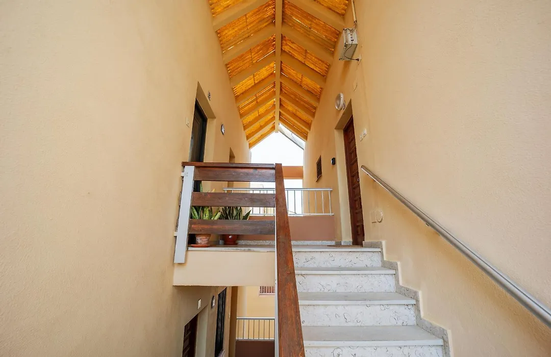 Apartamento con la playa a 200 metros-1